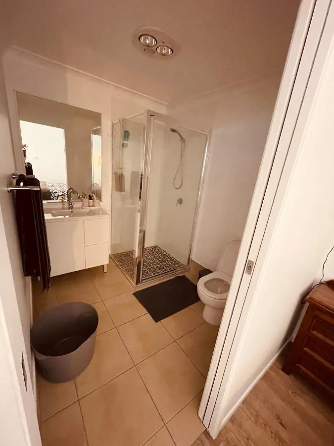 Studio Apartment In East טוומבה 0*,